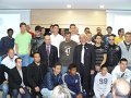 Colombo, Fils Belloni et Ponge au milieu des arbitres